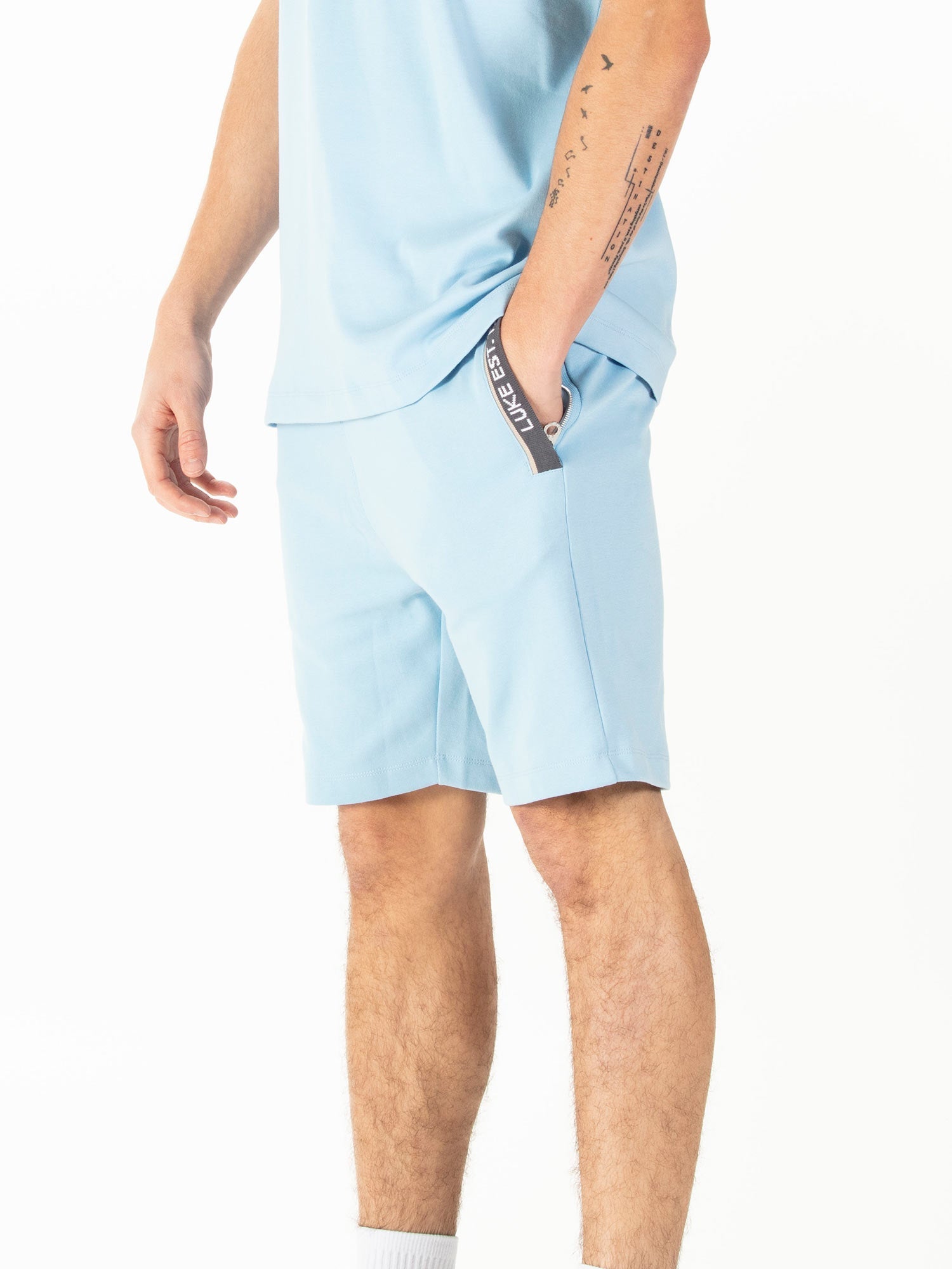 luke 1977 m801052 reid text detail shorts sky