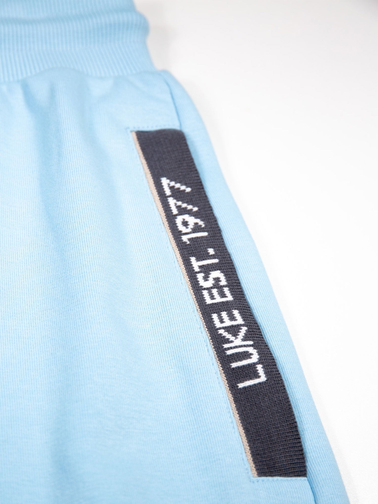 luke 1977 m801052 reid text detail shorts sky